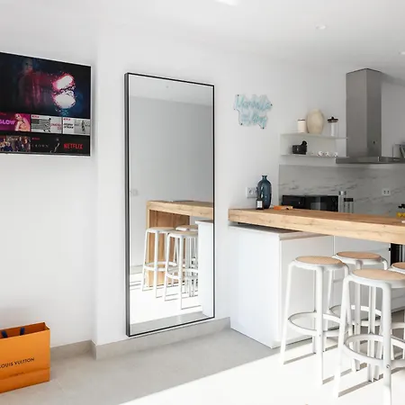 Golden Mile I Seaview I Pools I 4minutes Walk I Free Parking Apartment