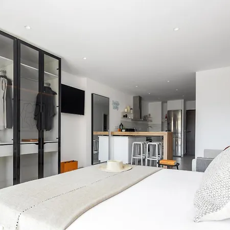 Golden Mile I Seaview I Pools I 4minutes Walk I Free Parking Apartment