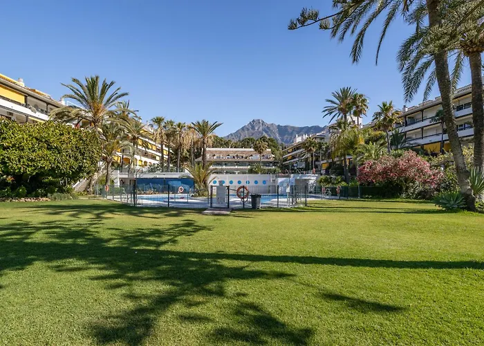 Golden Mile I Seaview I Pools I 4minutes Walk I Free Parking Marbella