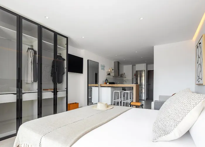 Golden Mile I Seaview I Pools I 4minutes Walk I Free Parking Appartamento