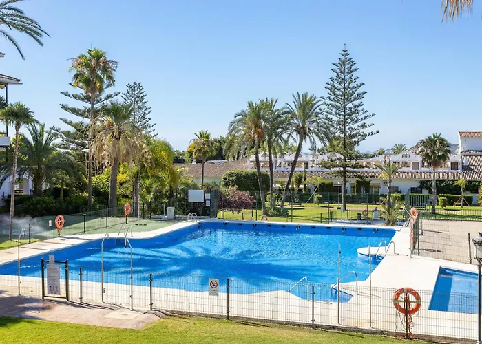 Golden Mile I Seaview I Pools I 4minutes Walk I Free Parking Апартаменти Марбелья