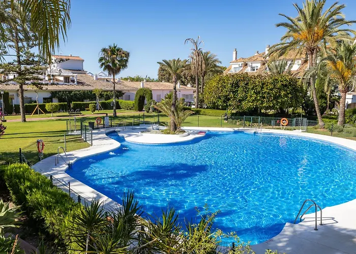 Golden Mile I Seaview I Pools I 4minutes Walk I Free Parking Апартаменти